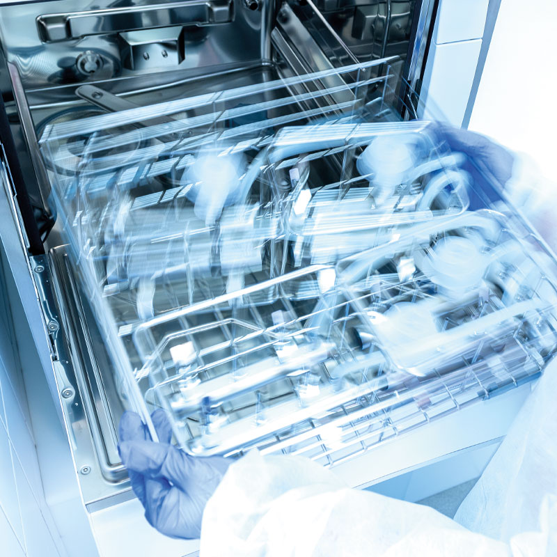 Reinigung & Endbearbeitung — extra gründlich.Gemeinsam mit unseren Kunden entwickeln wir maßgeschneiderte Reinigungsprozesse, die den gesetzlichen Vorgaben für Medizinprodukte vollständig entsprechen.