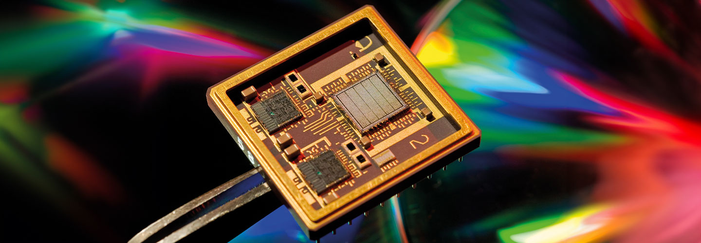 Die Werkstofffamilie unserer leitfähigen Kunststoffe und Elastomere umfasst sowohl elektrostatisch ableitende als auch elektrisch leitende Materialien. Elektrostatisch ableitende Werkstoffe finden vor allem Anwendung in Bereichen, in denen elektronische Bauteile transportiert werden. Schon Spannungen ab 100 Volt können ausreichen, um Schaltkreise irreversibel zu zerstören.